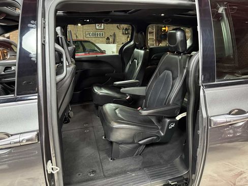 Used 2019 Chrysler Pacifica Touring-L Plus w/ Advanced Safetytec Group FWD image 29
