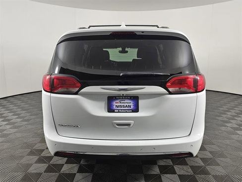 Used 2020 Chrysler Pacifica Touring-L image 5