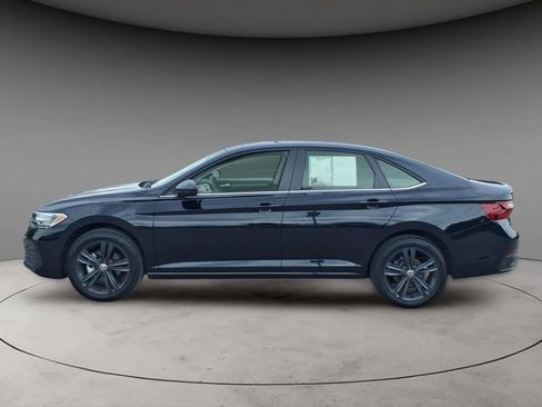 Used 2024 Volkswagen Jetta SE FWD image 2