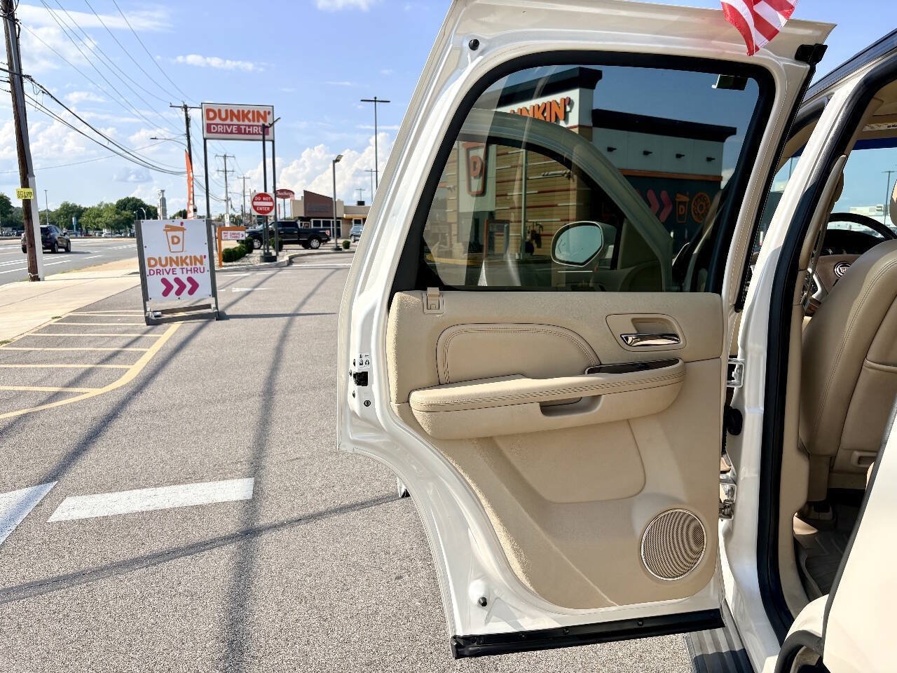 Used 2014 Cadillac Escalade Luxury AWD/4WD image 25