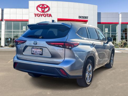 Certified 2024 Toyota Highlander LE FWD image 7