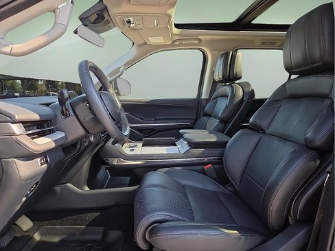 Certified 2025 Lincoln Navigator Reserve AWD/4WD image 12