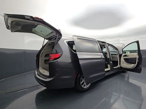 Used 2023 Chrysler Pacifica Touring-L FWD image 30