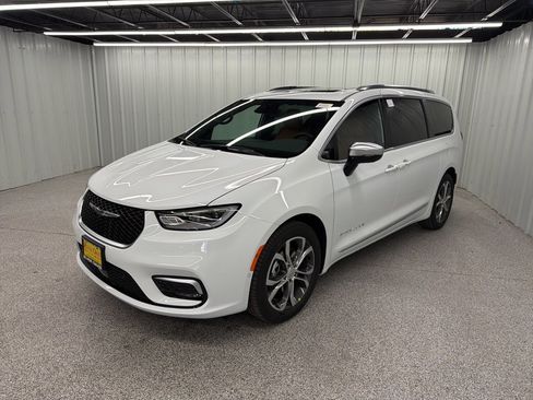 New 2026 Chrysler Pacifica Pinnacle w/ Trailer Tow Group image 3