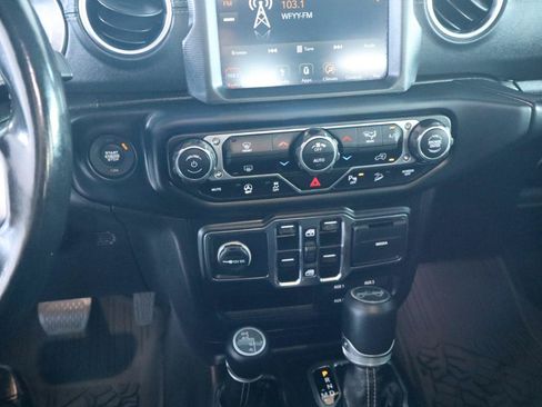 Used 2019 Jeep Wrangler Unlimited Sahara AWD/4WD image 19