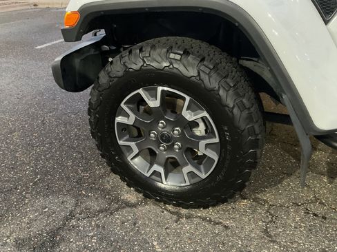 Used 2024 Jeep Wrangler Sahara image 9