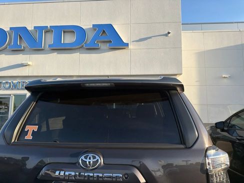 Used 2015 Toyota 4Runner SR5 AWD/4WD image 5