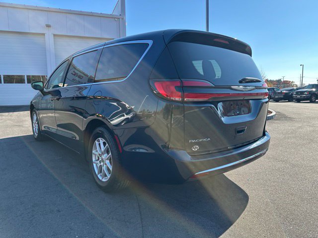 Used 2024 Chrysler Pacifica Touring-L FWD image 3