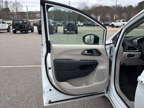 Used 2023 Chrysler Pacifica Touring-L image 8