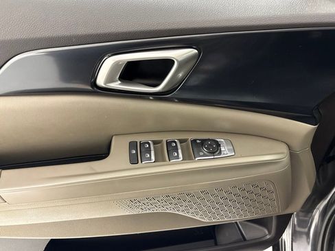 Used 2025 Kia Carnival FWD image 27