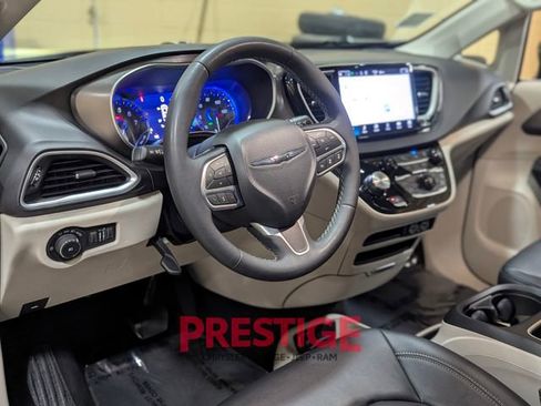 Used 2024 Chrysler Pacifica Touring-L image 12