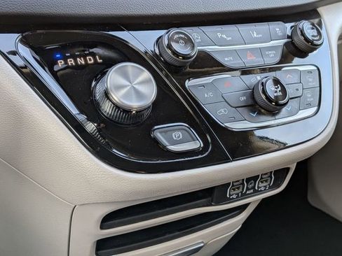 Used 2024 Chrysler Pacifica Touring-L image 19