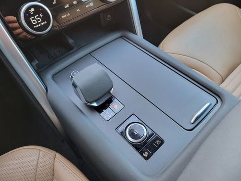 Used 2023 Land Rover Discovery Metropolitan Edition image 37