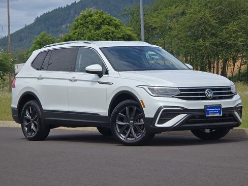 Used 2023 Volkswagen Tiguan SE AWD/4WD image 1