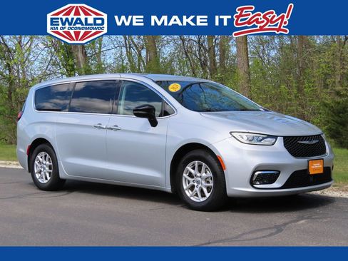 Used 2024 Chrysler Pacifica Touring-L FWD image 1