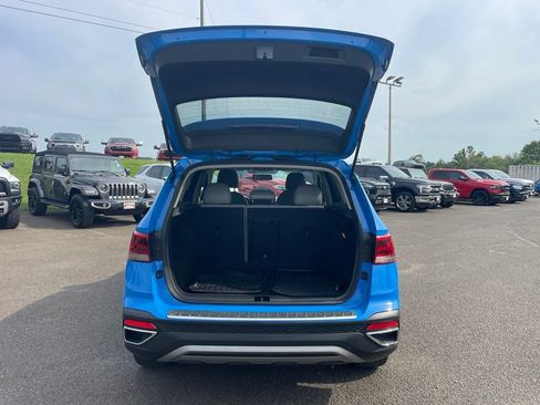 Used 2022 Volkswagen Taos SE w/ Panoramic Sunroof Package FWD image 11