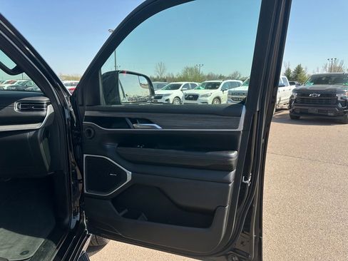 Used 2024 Jeep Wagoneer L Series II w/ Flexible Seating Group AWD/4WD image 30
