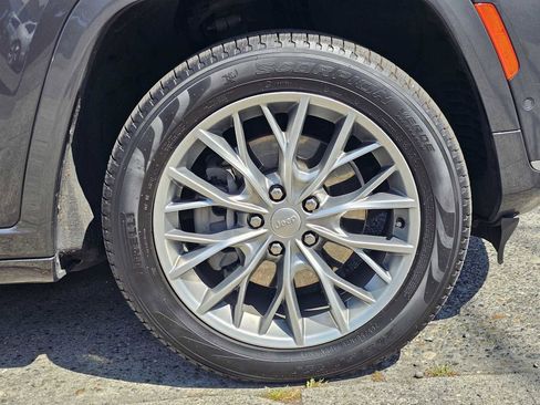 Used 2022 Jeep Grand Cherokee L Summit w/ Advanced Protech Group IV AWD/4WD image 9