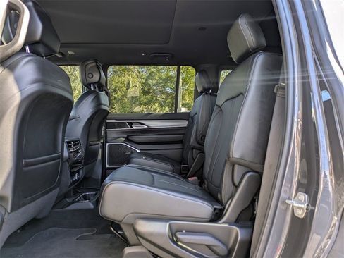 Used 2024 Jeep Wagoneer Series II image 16