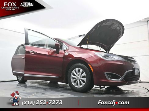 Used 2018 Chrysler Pacifica Touring-L image 32