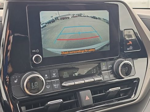 Used 2024 Toyota Highlander XLE AWD/4WD image 46