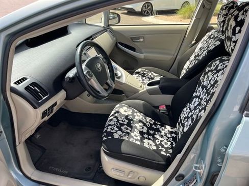 Used 2013 Toyota Prius Five FWD image 2