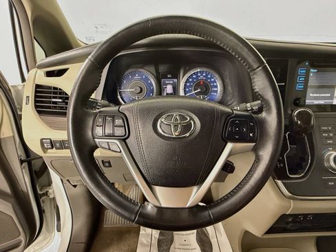 Used 2017 Toyota Sienna XLE Premium FWD image 12