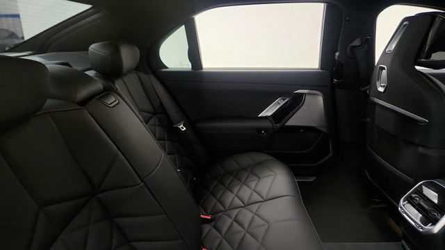 Used 2025 BMW 740i RWD image 37
