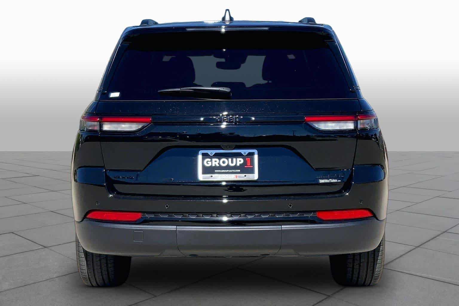 Used 2024 Jeep Grand Cherokee Limited w/ Black Appearance Package AWD/4WD image 4