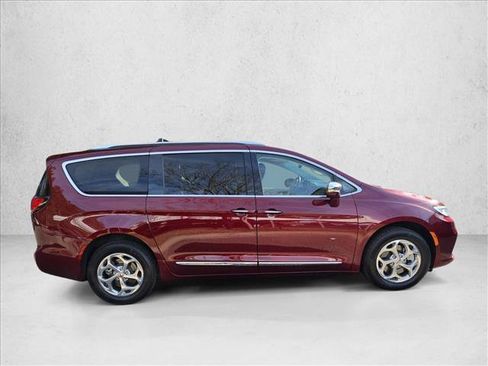 Used 2021 Chrysler Pacifica Limited AWD/4WD image 4