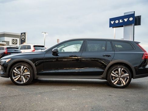 Used 2023 Volvo V60 B5 Cross Country Plus image 4