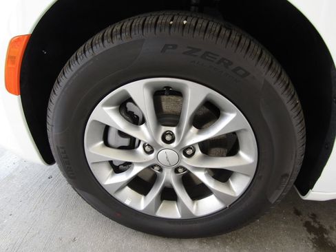 New 2027 Chrysler Pacifica Select AWD/4WD image 30