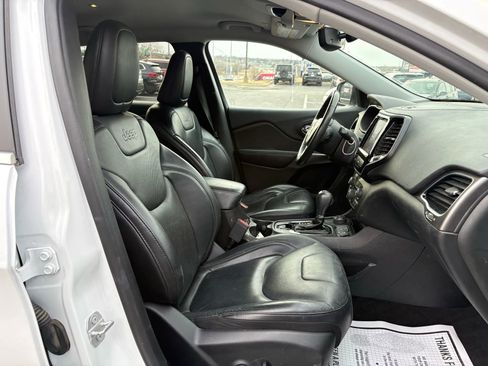 Used 2019 Jeep Cherokee Limited image 16