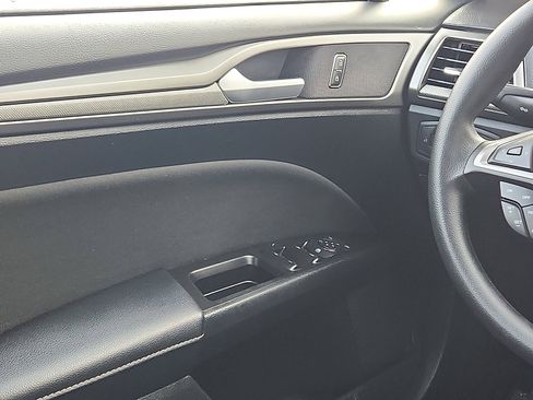 Used 2017 Ford Fusion SE image 12