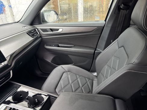 Used 2025 Volkswagen Atlas Cross Sport SE FWD image 13
