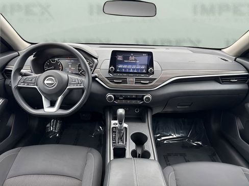 Used 2025 Nissan Altima 2.5 SV FWD image 12