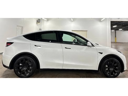 Used 2023 Tesla Model Y Long Range AWD/4WD image 9