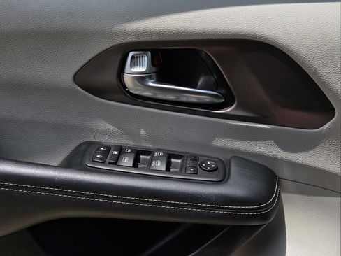 Used 2023 Chrysler Voyager LX FWD image 14