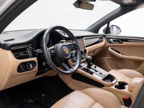 Certified 2023 Porsche Macan Turbo image 5
