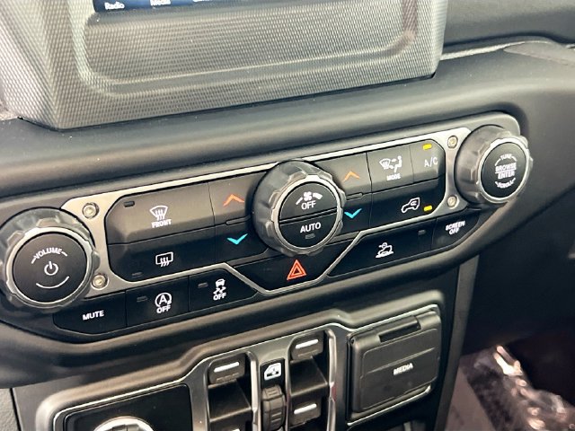 Used 2021 Jeep Wrangler Unlimited Sahara AWD/4WD image 11