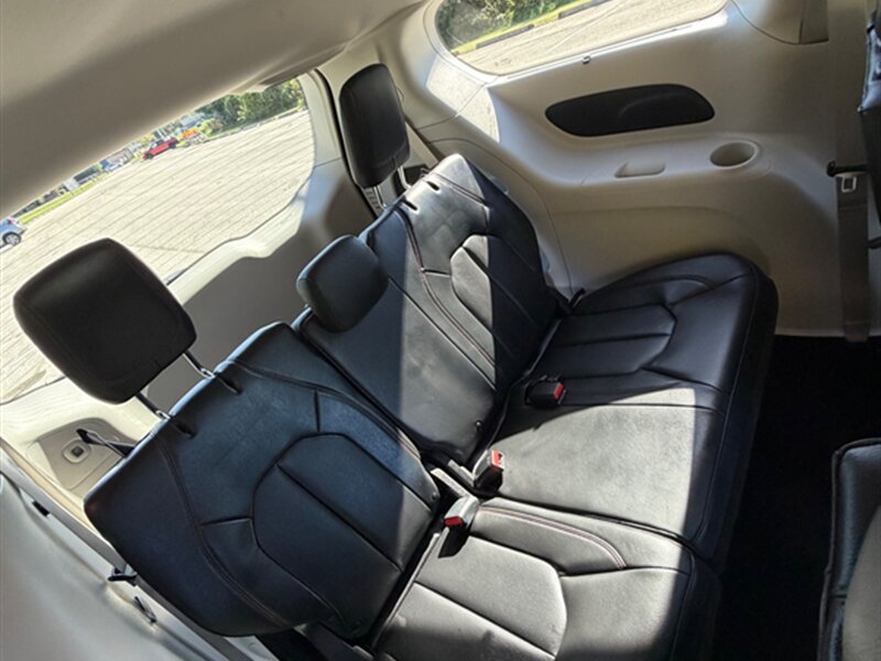 Used 2020 Chrysler Pacifica Touring-L FWD image 22