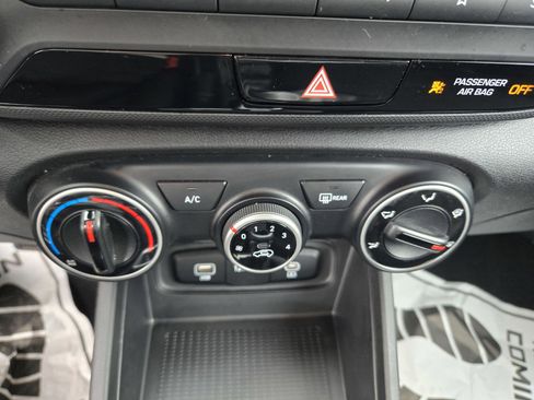 Certified 2023 Hyundai Venue SE image 19