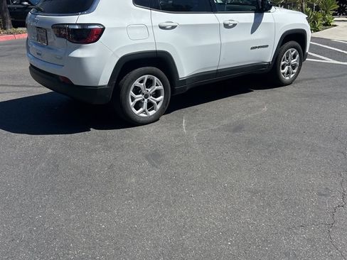 Used 2025 Jeep Compass Latitude w/ Sun & Sound Group AWD/4WD image 6
