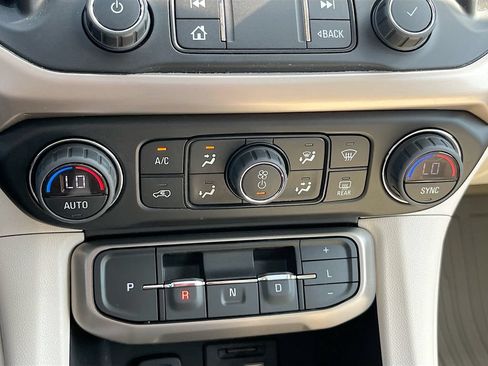 Used 2023 GMC Acadia Denali w/ Denali Ultimate Package AWD/4WD image 16