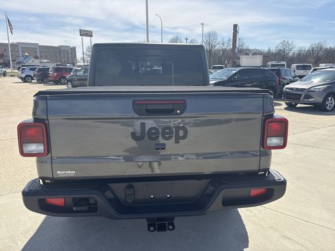 Used 2021 Jeep Gladiator Willys image 4