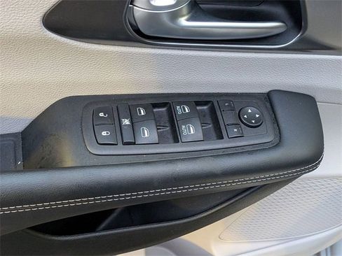 Used 2024 Chrysler Pacifica Touring-L image 15