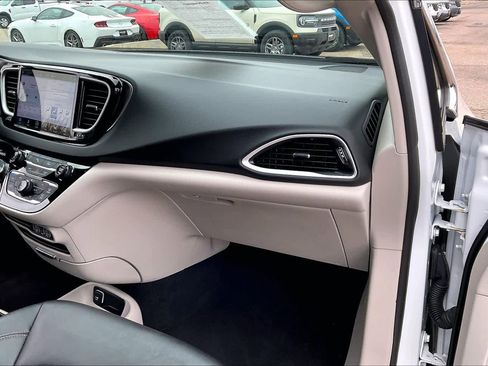 Used 2024 Chrysler Pacifica Touring-L image 17