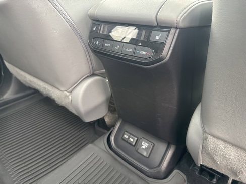 Used 2022 Toyota Highlander Platinum image 19