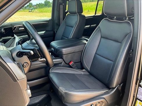 Used 2025 Chevrolet Suburban Premier w/ Sun And Tow Package AWD/4WD image 21