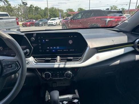 Used 2025 Chevrolet Trax LT FWD image 11